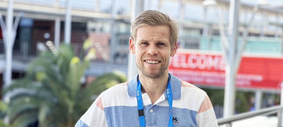 NY JOBB: Eirik Tjønnfjord er overlege og forsker ved Sykehuset Østfold Kalnes. Her er han avbildet på EHA-kongressen i Madrid i 2024.