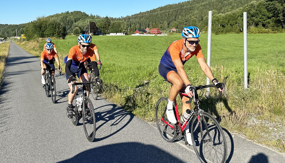 I SIGET: Flere frivillige deltakere, blant annet fra legemiddelselskapene AbbVie og Novartis, syklet fra Skien til Arendal med Aktiv Mot kreft søndag.