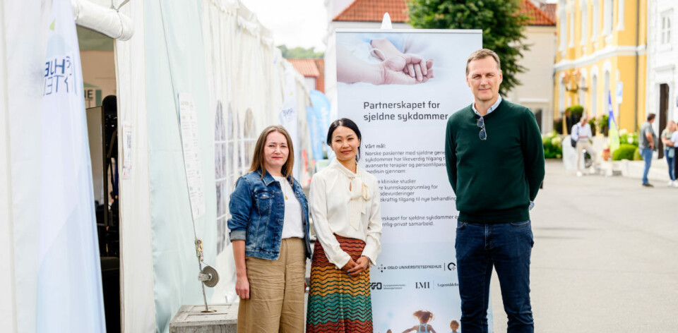 NY ORGANISASJON: Fra venstre: Inger-Margrethe S. Paulsen, styreleder i Funksjonshemmedes fellesorganisasjon (FFO), Anne Bee Hegge, medisinsk direktør i Roche Norge, og Olve Moldestad, leder ved Senter for presisjonsmedisin innen sjeldne sykdommer ved Oslo universitetssykehus. Foto: Fartein Rudjord/LMI