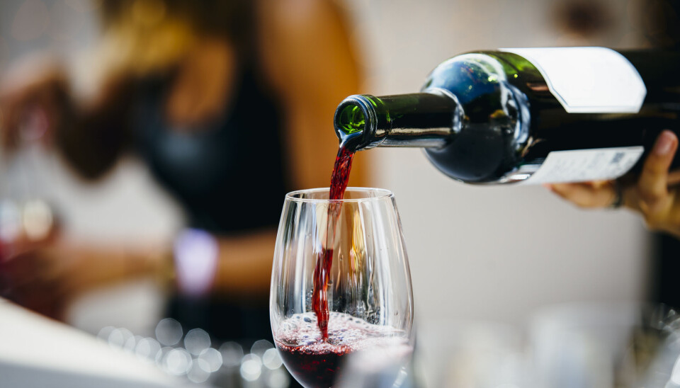 Den amerikanske helsedirektøren oppfordrer Kongressen til å oppdatere merkingen på alle alkoholholdige drikker med en advarsel om at alkohol øker risikoen for minst syv typer kreft, inkludert vanlige kreftformer som bryst- og tarmkreft.