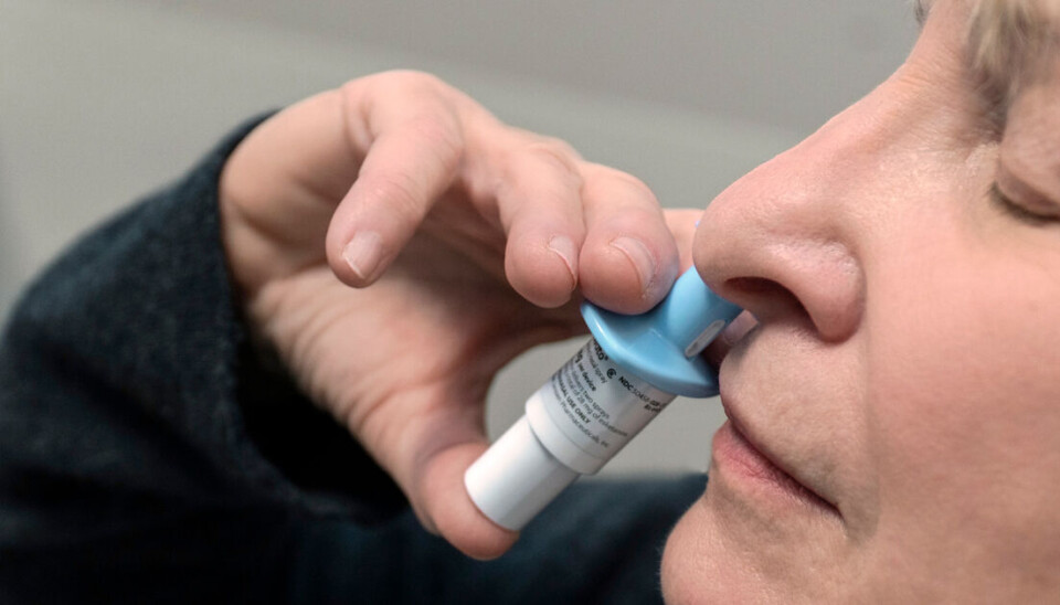 Spravtao administrereres som nesespray under medisinsk tilsyn i en godkjent klinikk eller sykehus.