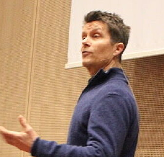 Allmennlege Ole-Petter Hjelle under et foredrag på konferansen.