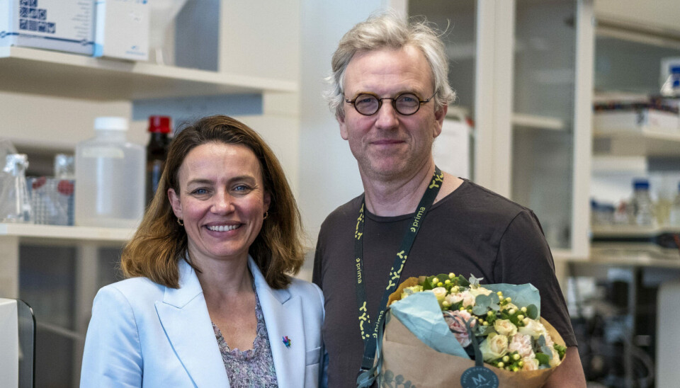 ÅRETS VINNER: Professor Karl-Johan Malmberg, her med generalsekretær Ingrid Stenstadvold Ross i Kreftforeningen.