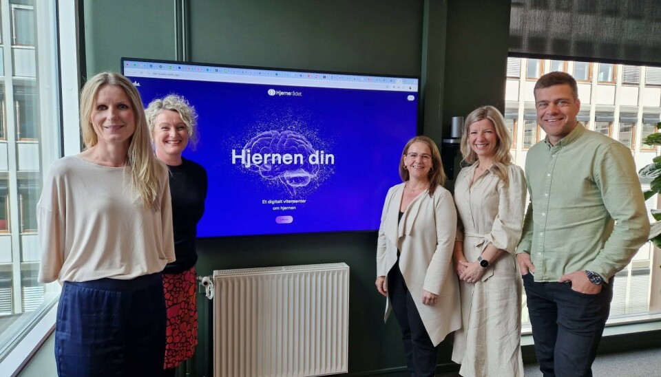 Marte Roa Syvertsen, Peggy Ranheim, Elisabeth Wiencke, Silja Angellsen og Henrik Peersen viser fram det digitale vitensenteret.