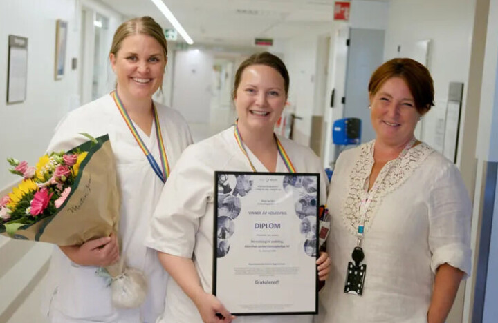 PRISVINNERE: Fra venstre: Kamilla Solvang, Thea Anseth og Helen Kvalheim fra arbeidsgruppen som fikk Helse Sør-Østs forbedringspris for 2025. Aba Sarr som også er en del av gruppen, er ikke med på bildet.